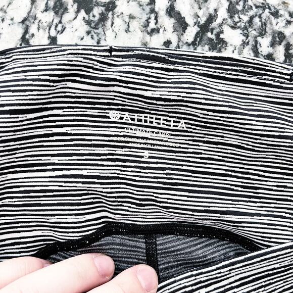 Athleta Ultimate Linear Lines Capri - Picture 10 of 11